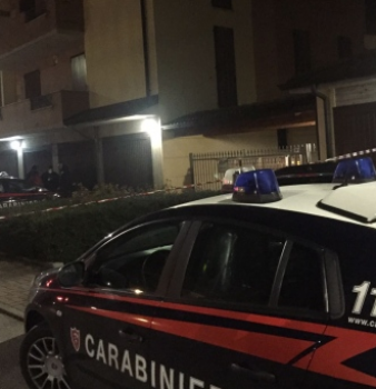 Prima gli incendiano l’auto, poi gli sparano. Notte di terrore a Reggiolo: ucciso un 31enne