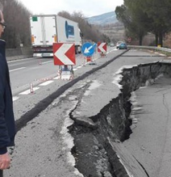 E45, rifiuti speciali sotto la superstrada? Non solo terra e roccia nella zona della frana